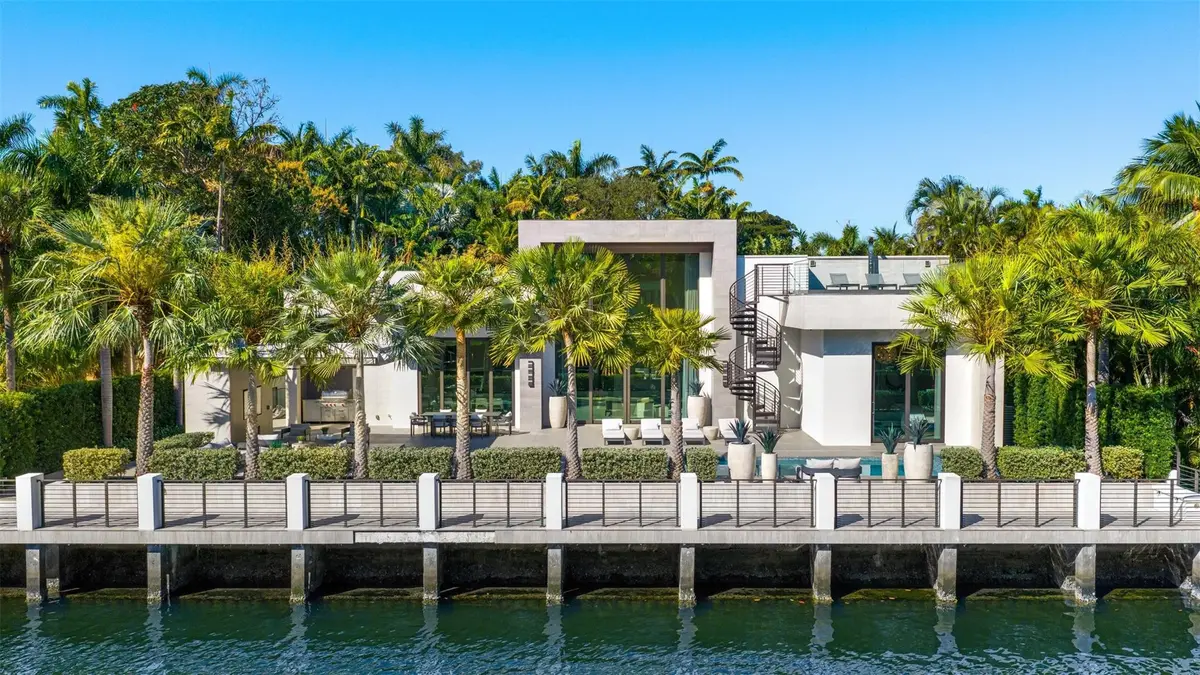 Photo 1 at 816 Riviera Isle Drive, Fort Lauderdale