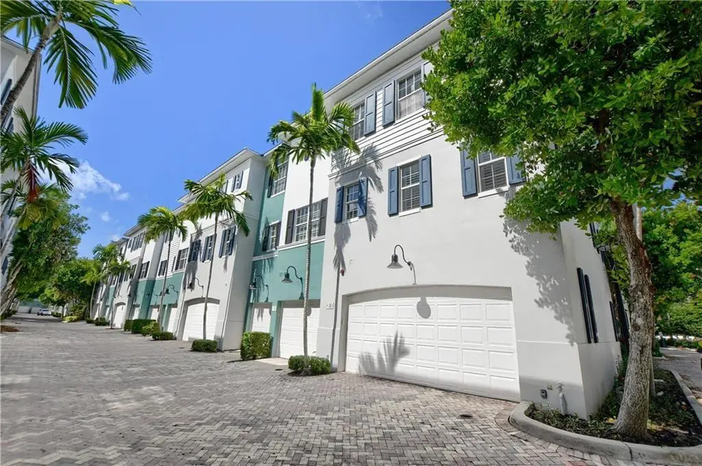 Photo 3 at 306 E Mallory Circle, Delray Beach