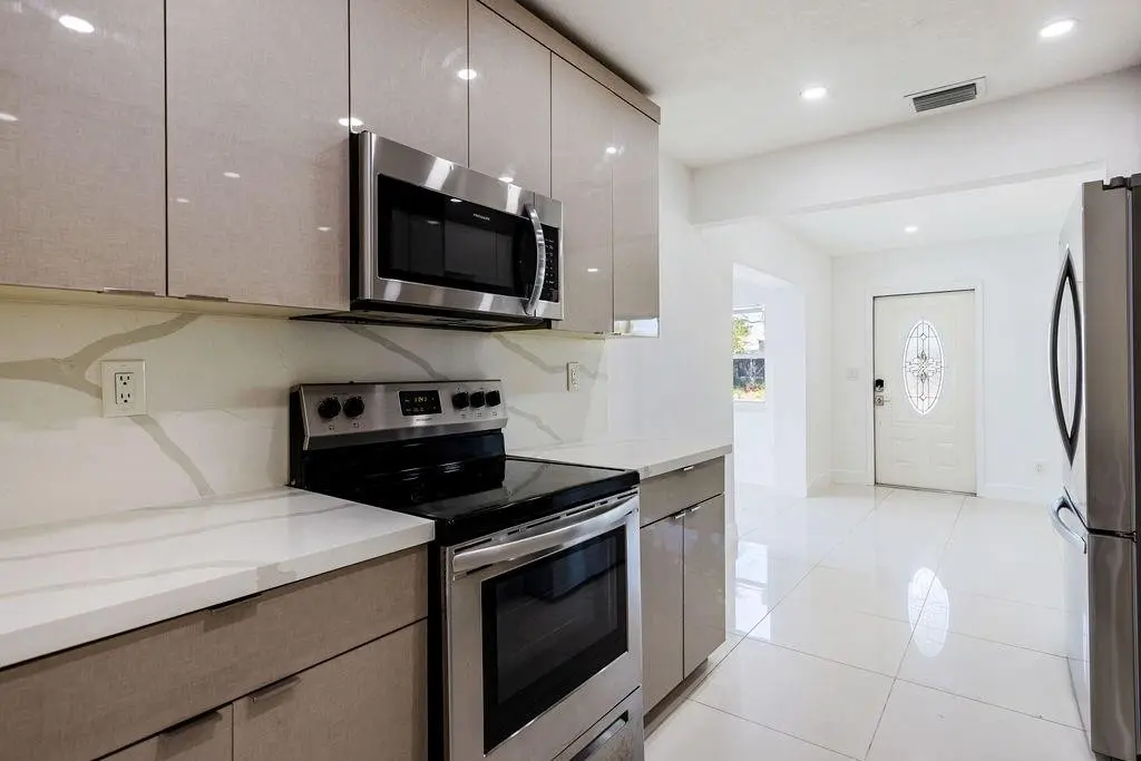Photo 6 at 140 NW 46th Street, Oakland Park