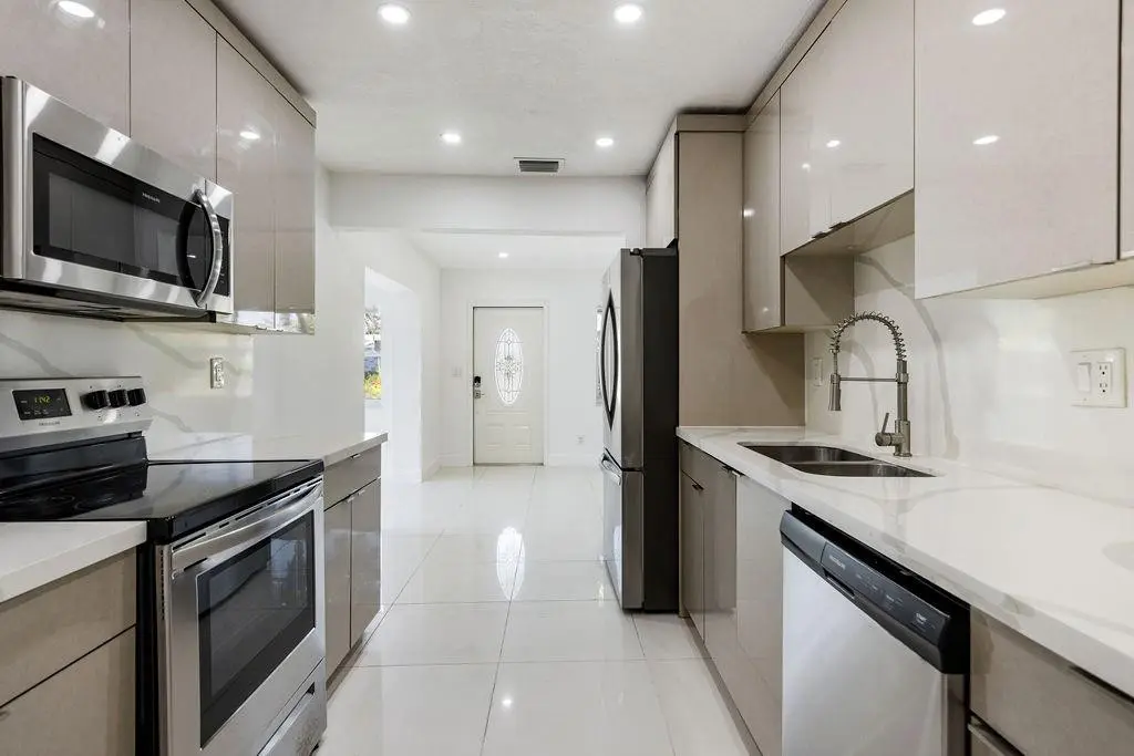 Photo 7 at 140 NW 46th Street, Oakland Park