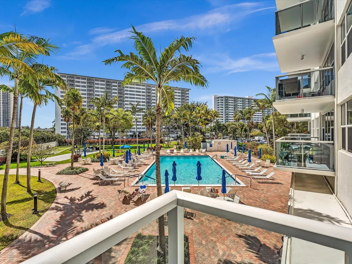 Beautiful grounds at 3300 NE 36th Street 220, Fort Lauderdale