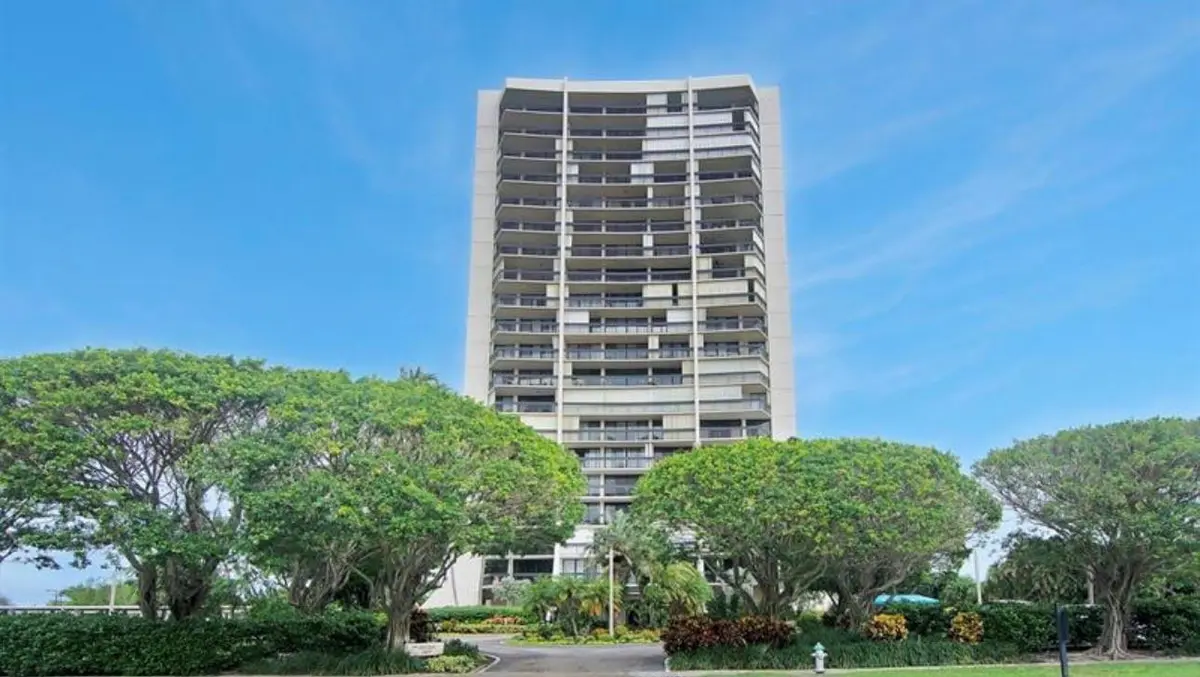 Photo 3 at 2400 Presidential Way Ph2, West Palm Beach
