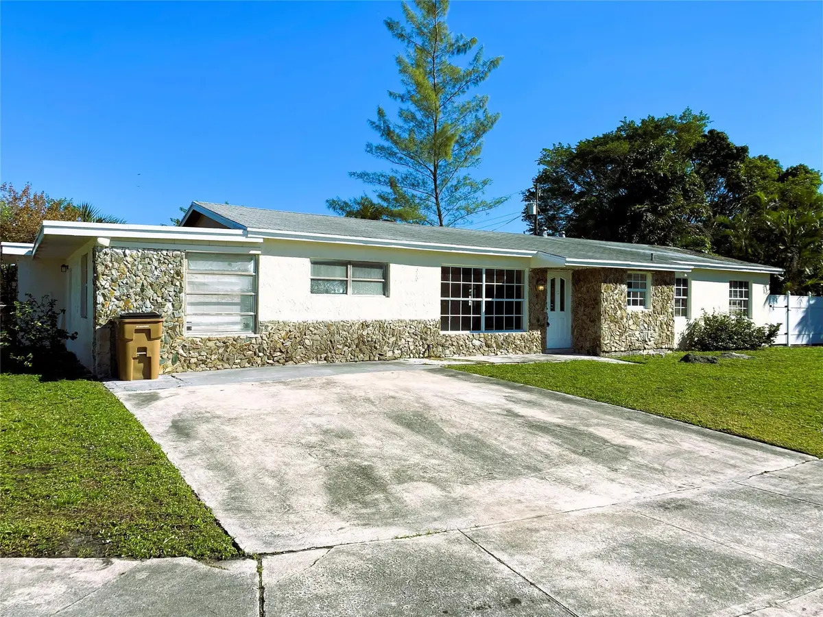 Photo 2 at 320 NW 4th Avenue 1, Deerfield Beach