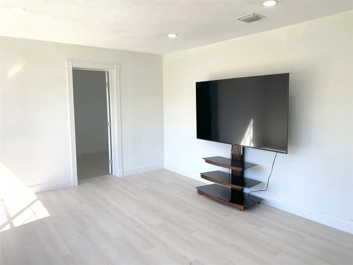 Photo 3 at 320 NW 4th Avenue 1, Deerfield Beach