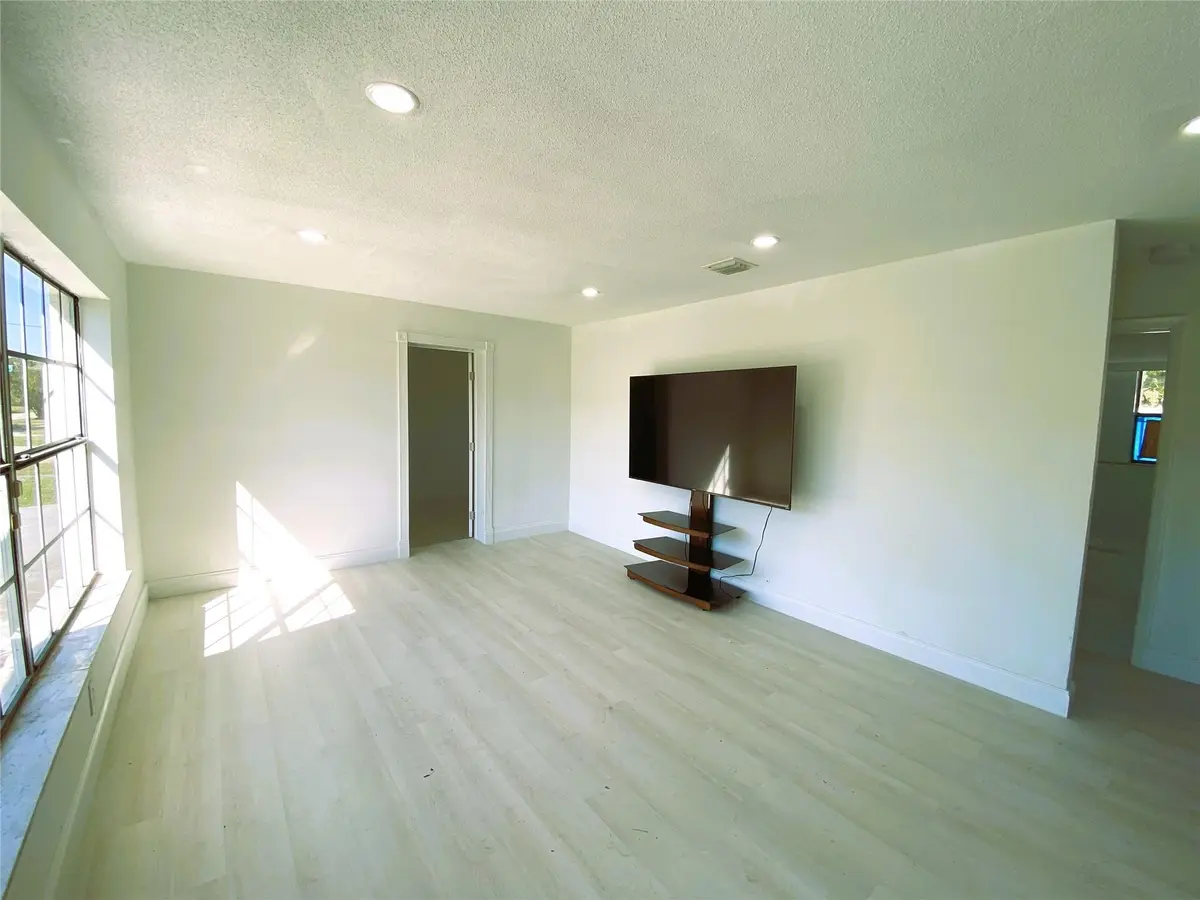 Photo 4 at 320 NW 4th Avenue 1, Deerfield Beach