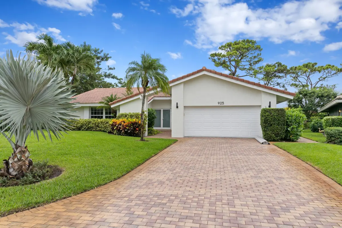 Front at 925 Foxpointe Circle, Delray Beach