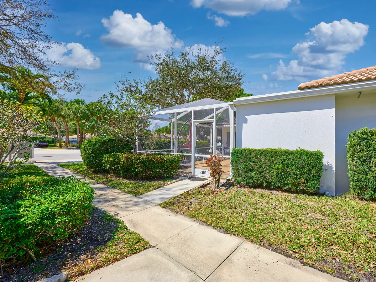 Side view entry at 2903 Pin Oak Court, Palm Beach Gardens