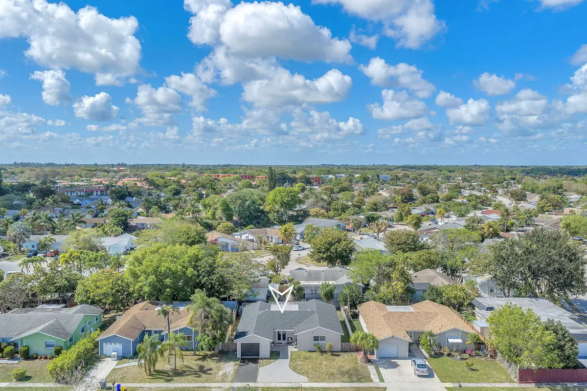 family neighborhood at 9591 Park Row, Boca Raton