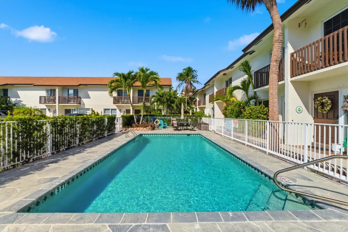Community Pool at 1917 NE 3rd Street 104, Deerfield Beach