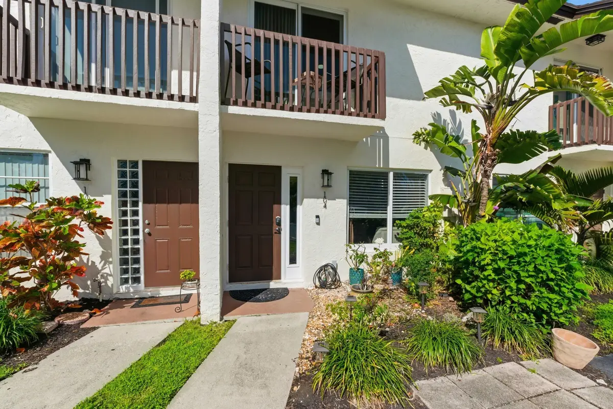 Cute front garden at 1917 NE 3rd Street 104, Deerfield Beach