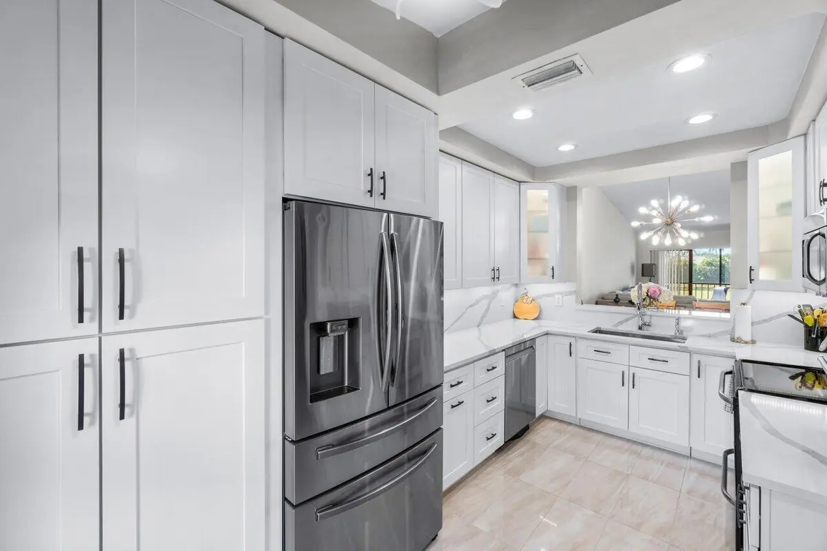 Kitchen w expansive counter & cabinets at 5120 Golfview Court 1722, Delray Beach