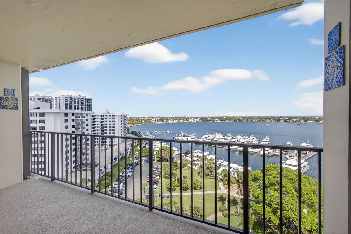 2-web-or-mls-5D1A5601 at 134 Lakeshore Drive T13, North Palm Beach