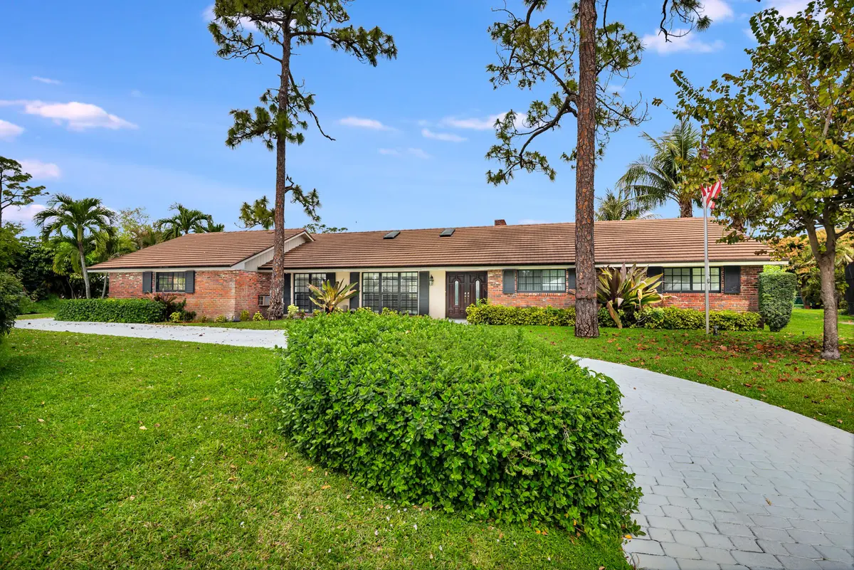 low-2 at 320 N Country Club Drive, Atlantis