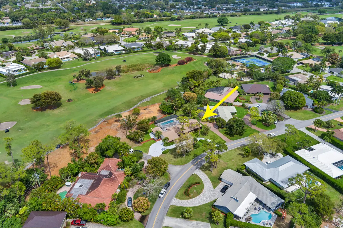 low-40 at 320 N Country Club Drive, Atlantis