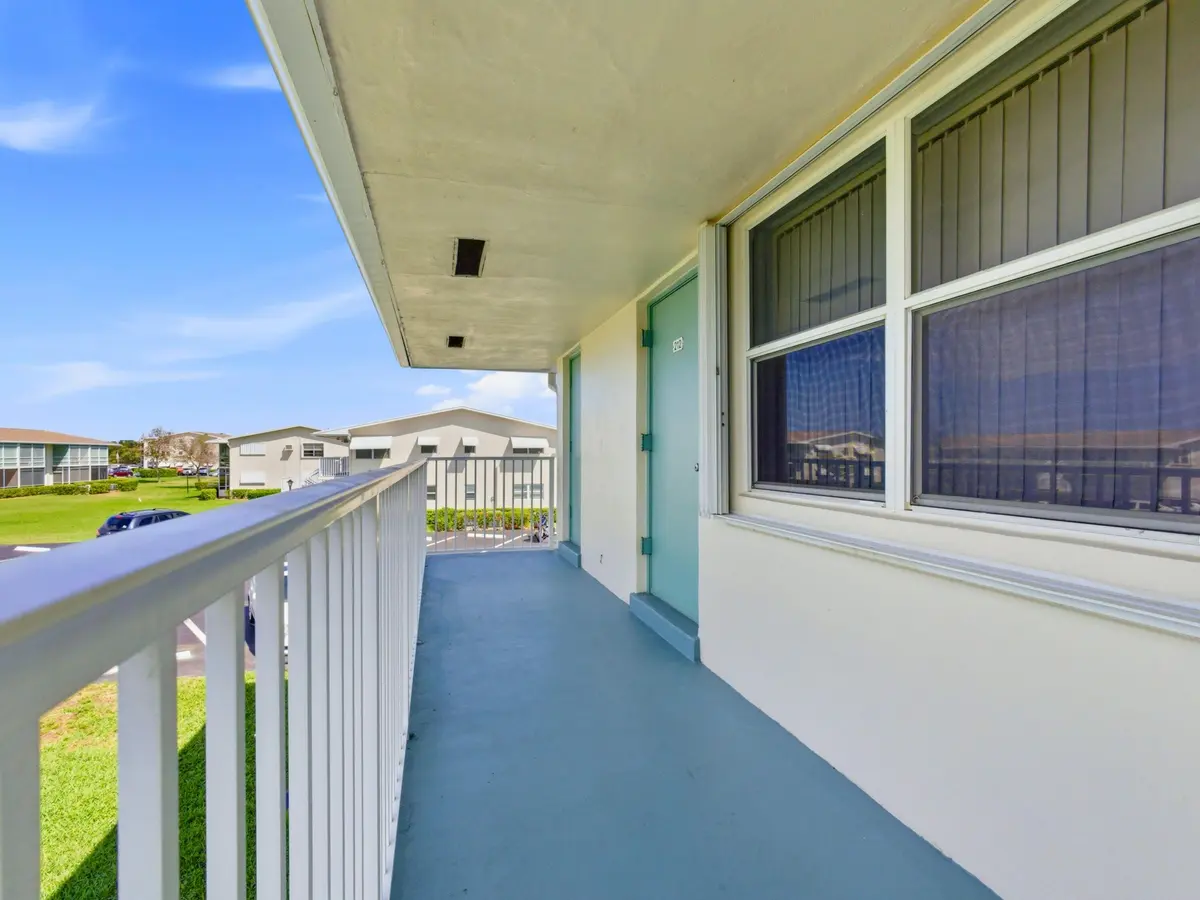 Entry at 680 W Horizons W 212, Boynton Beach
