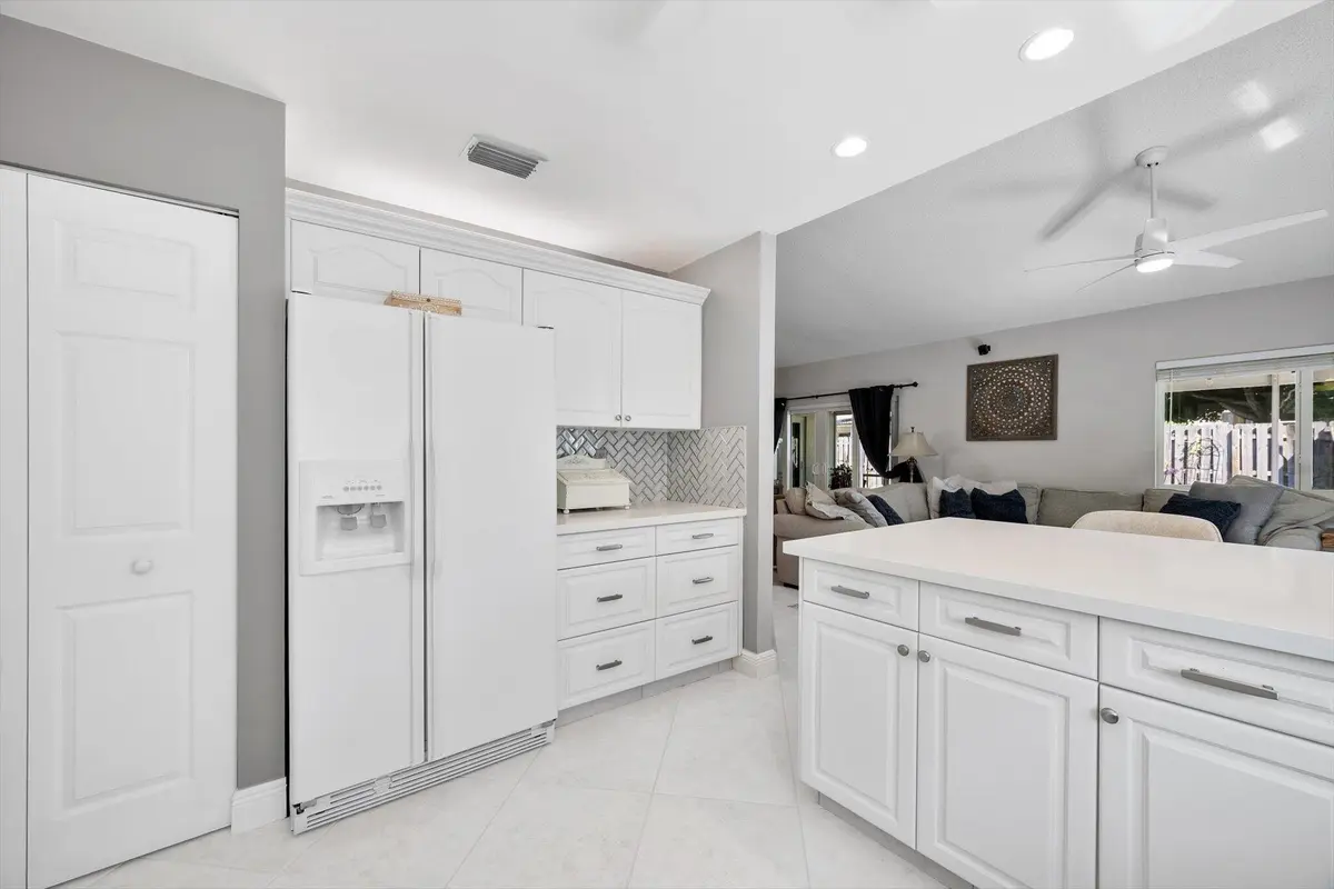 19-15541 Dover Ct_019 at 15541 Dover Court, Davie