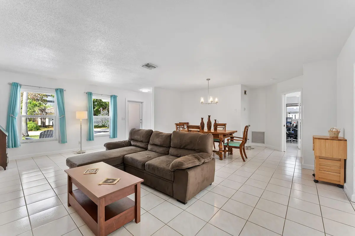 ditty 17 at 788 NW 7th Drive, Boca Raton