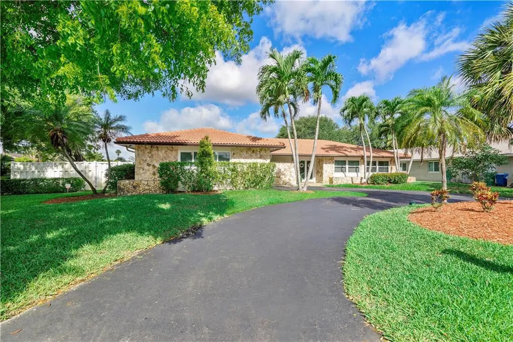 Ext front w/ circular driveway at 208 NW 91st Avenue, Coral Springs