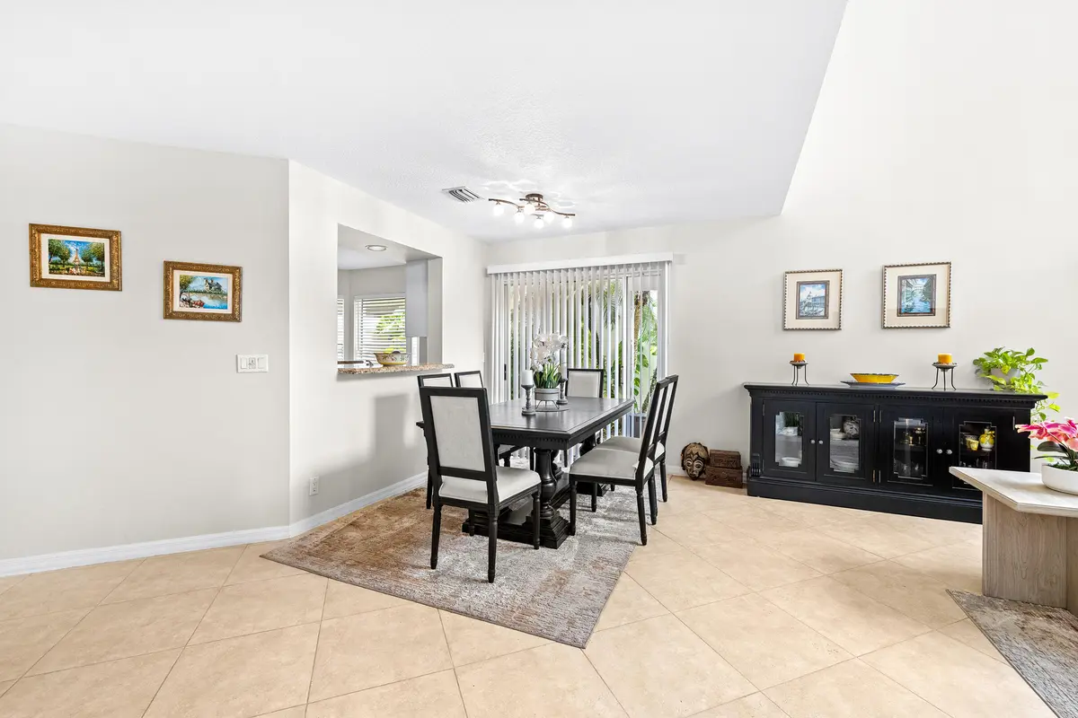 Dining area at 218 W Canterbury Dr W, Palm Beach Gardens