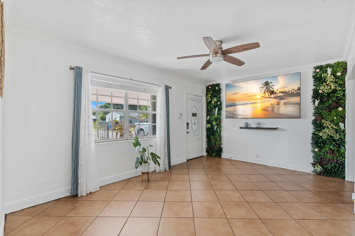 Living Room at 31 Miami Gardens Road, West Park