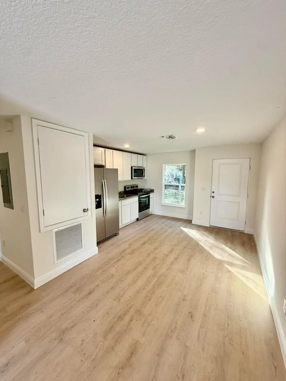 Living area at 505 N 27th Street, Fort Pierce