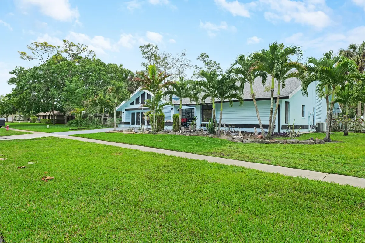 Large Lot With Lots Of Privacy at 13362 La Mirada Circle, Wellington