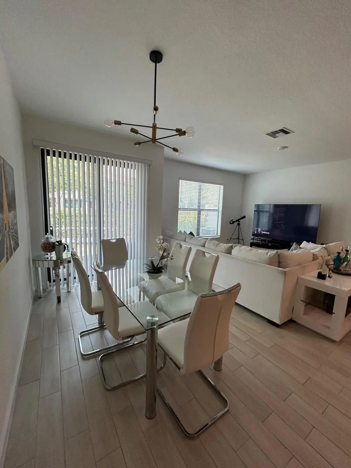 dining at 4505 Hartwell Lane, Riviera Beach