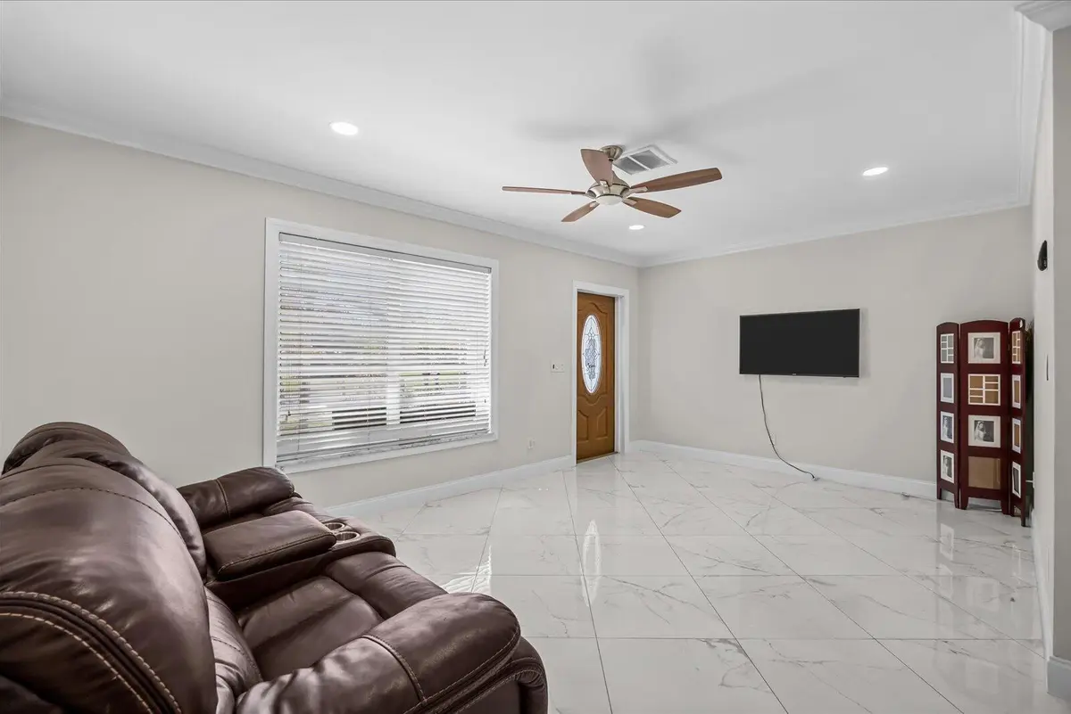 05-403 in-11 at 403 NE Oleander Avenue, Port St. Lucie
