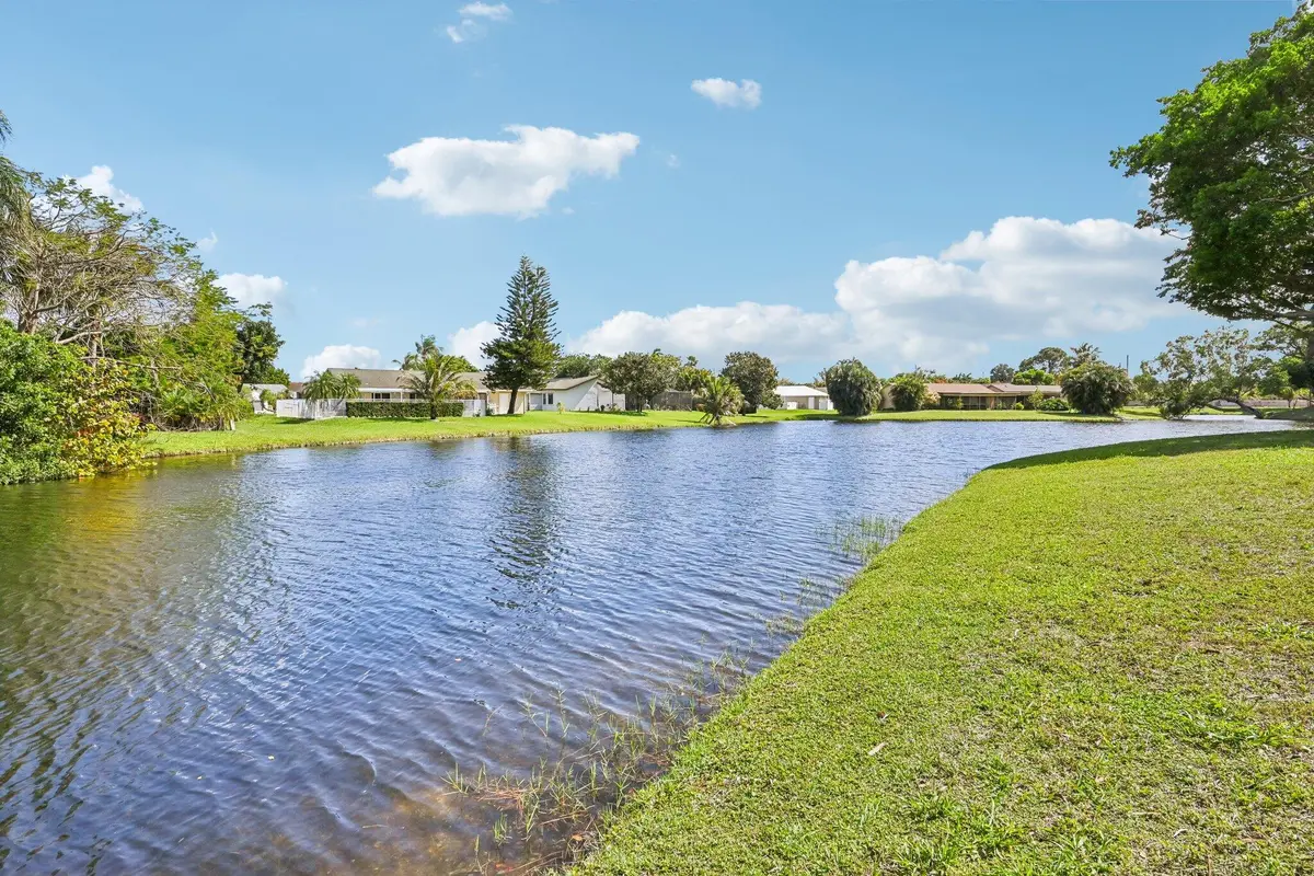 Lake View at 22 Via De Casas 103, Boynton Beach