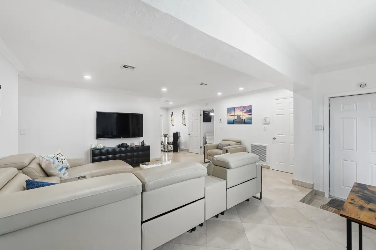 02_stl_7078 at 6271 Harding Street, Hollywood