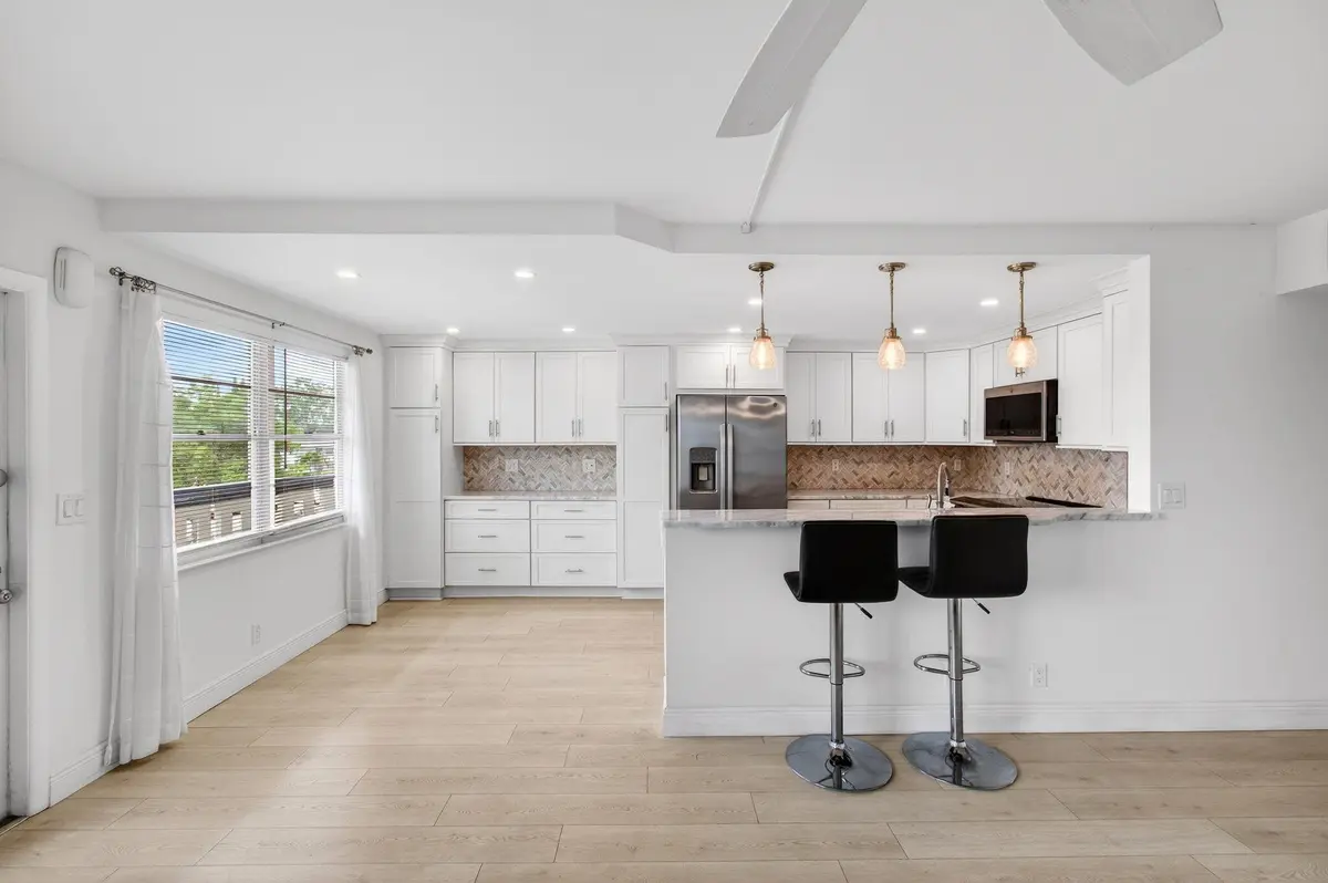 Bar height Stool Seating at 3084 Oakridge U, Deerfield Beach