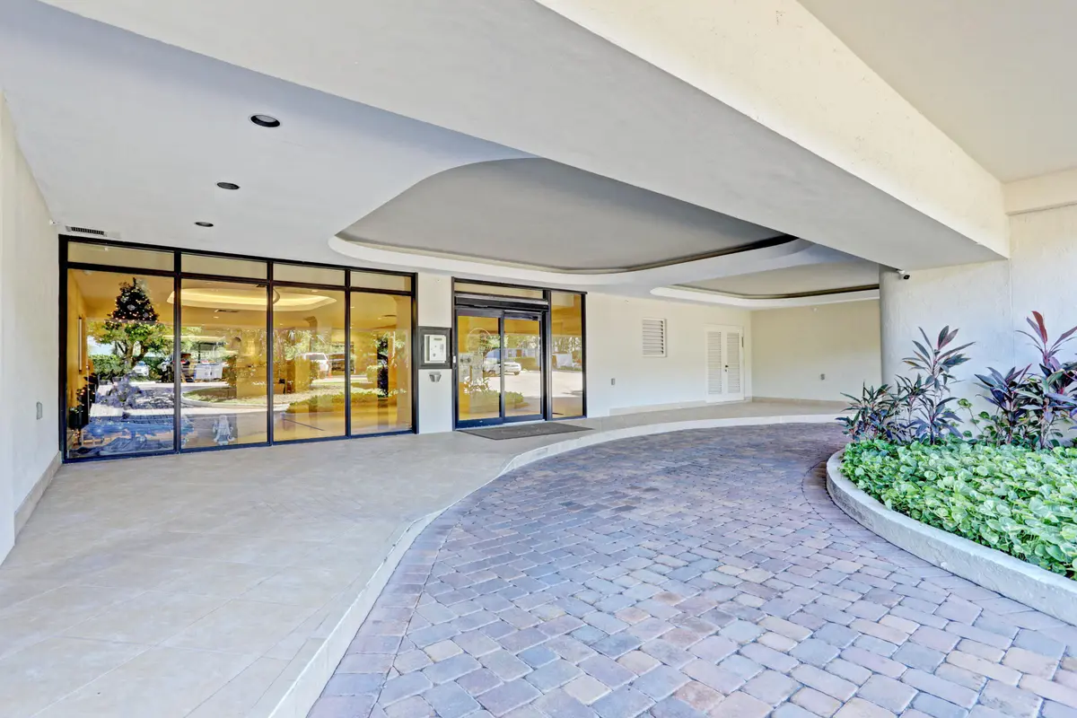 Driveway at 3440 S Ocean Boulevard 401, Palm Beach