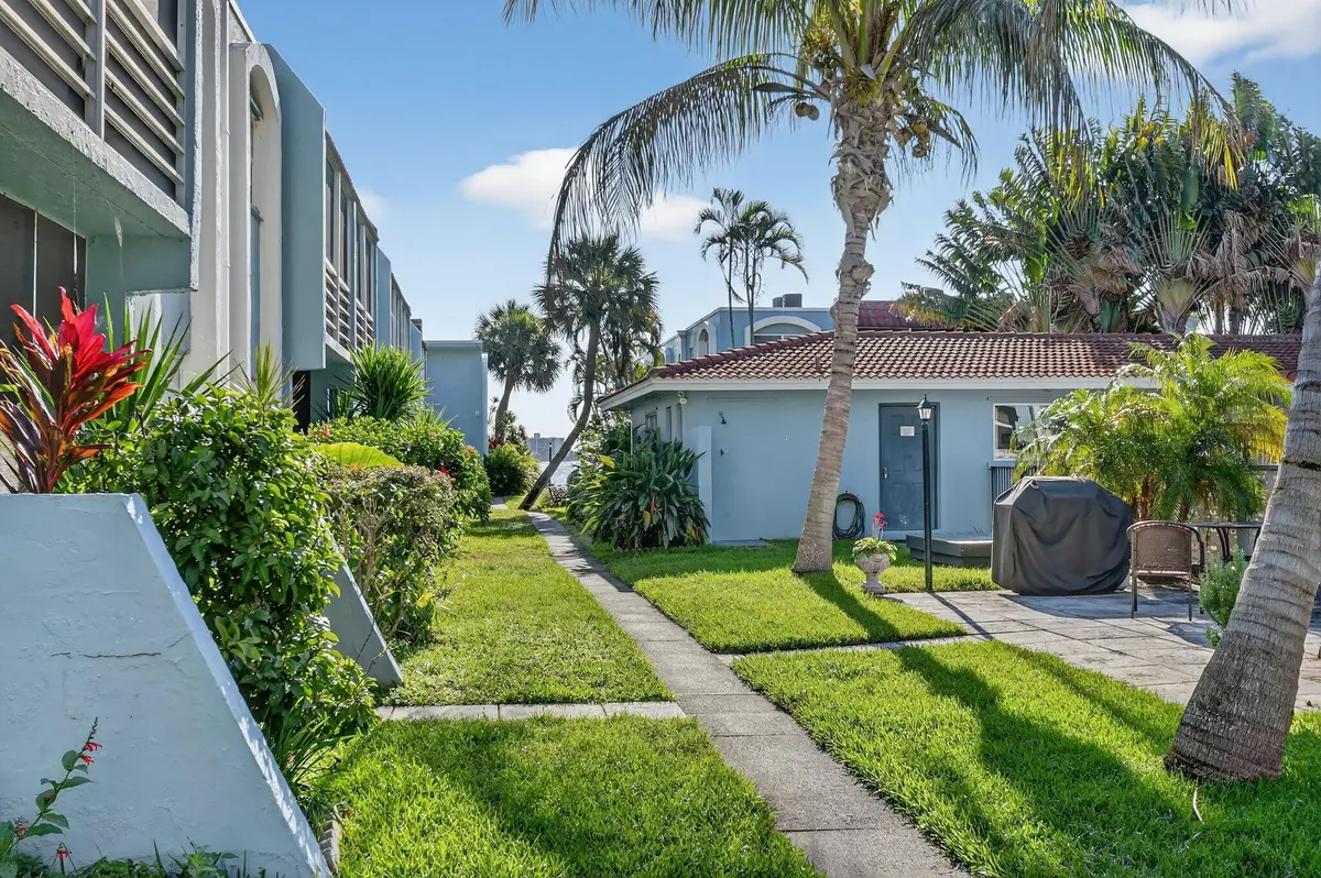 35-web-or-mls-DSC_0434 at 1432 S Lakeside Drive 4, Lake Worth Beach
