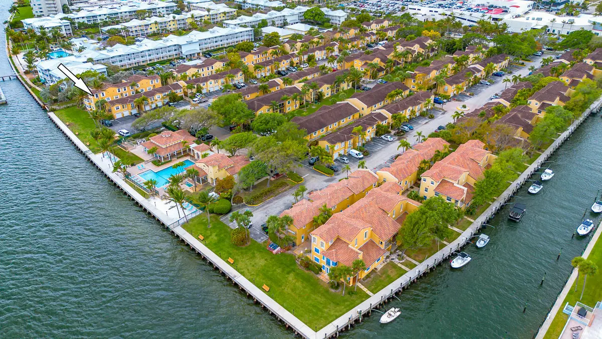 1060 Lake Shore Drive-4 at 1060 Lake Shore Drive 201, West Palm Beach