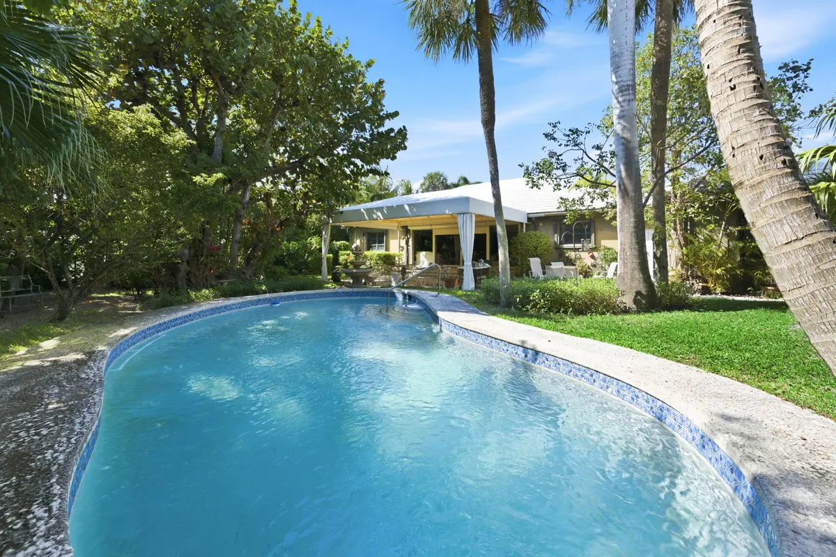 112 Algoma Pool at 112 Algoma Road, Palm Beach