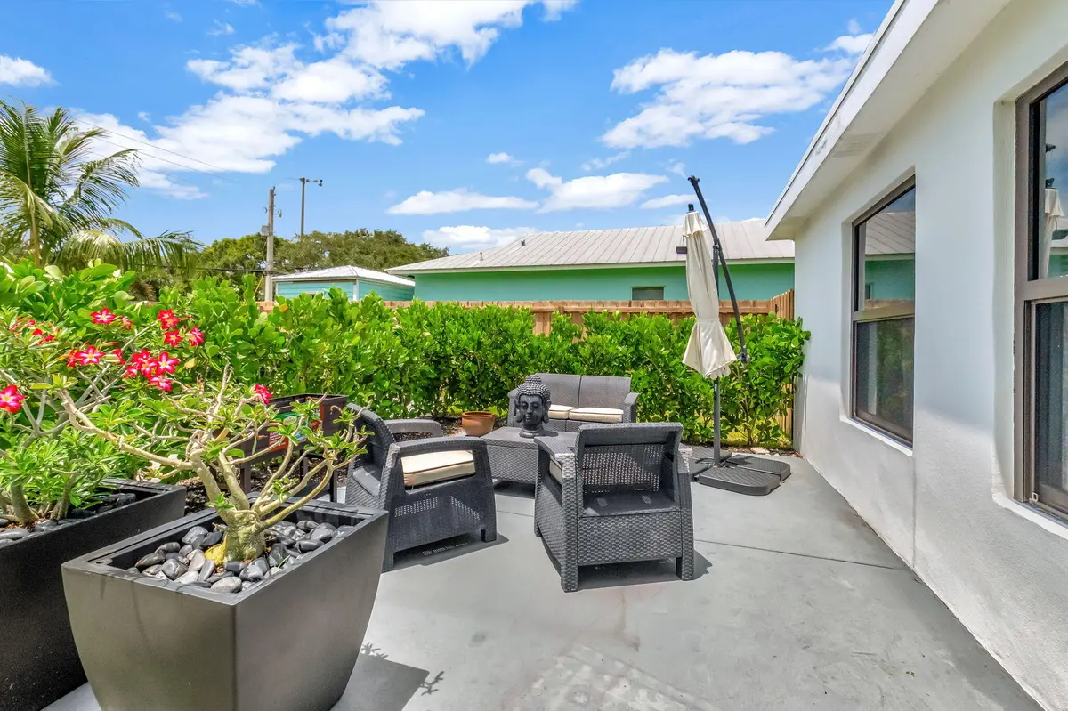 Outdoor patio in Front at 201 SE 7th Street, Delray Beach