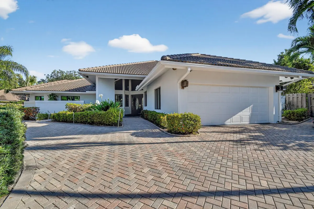 Front drive w garage at 2410 Embassy Drive, West Palm Beach
