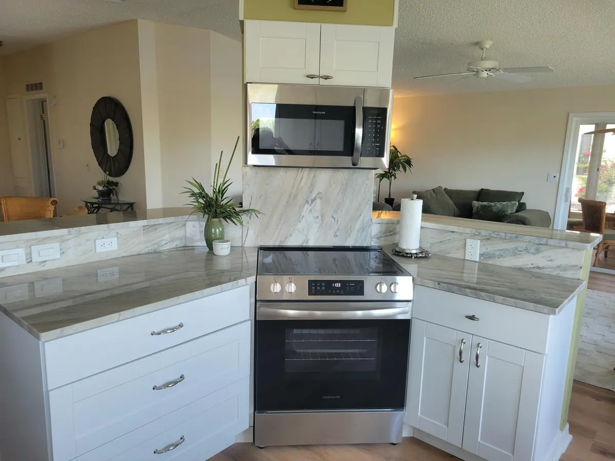 Microwave at 3708 Nimblewill Court, Port St. Lucie