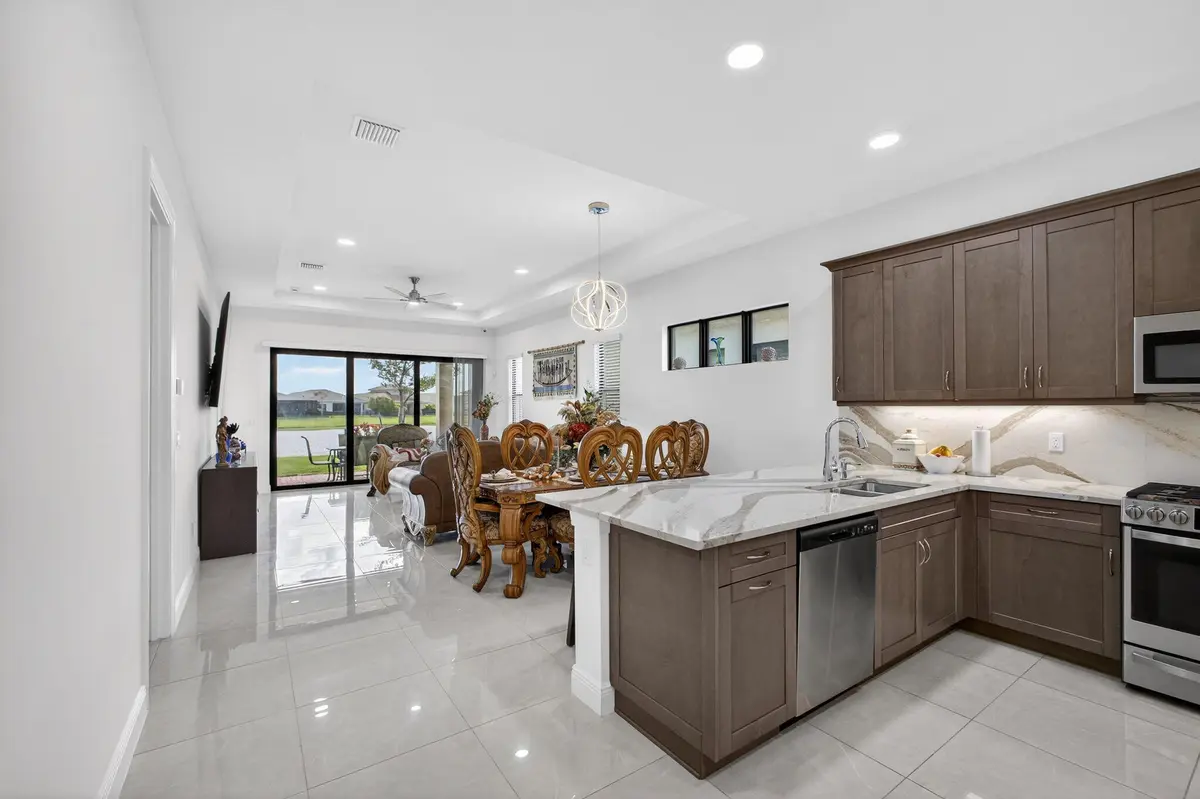 7-web-or-mls-5D1A4557 at 4805 Saint Armands Way, Westlake