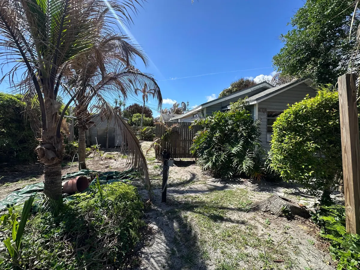 Side Yard at 8160 SE Washington Avenue, Hobe Sound