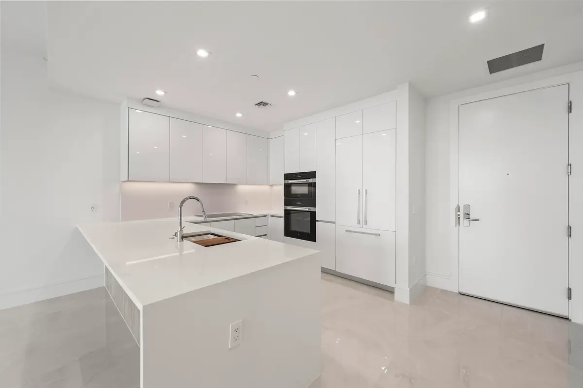 220 Lake Shore Drive - 9.jpg-FULL at 220 Lake Shore Drive 1121, Lake Park