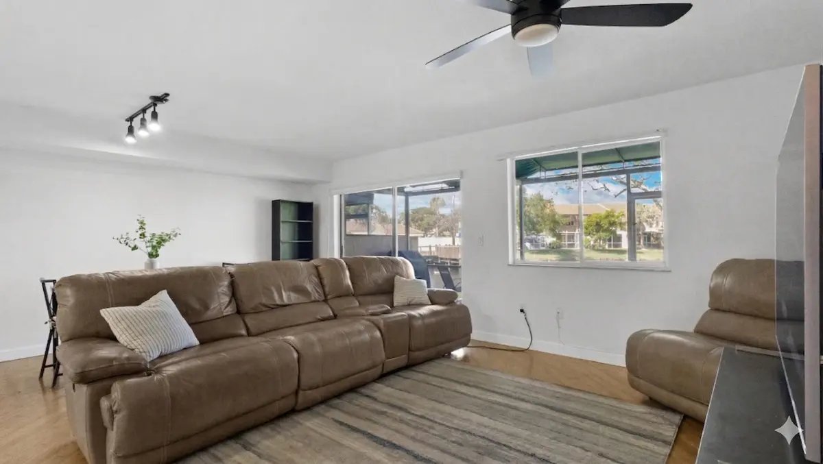 Living 2 at 638 N University Drive, Plantation