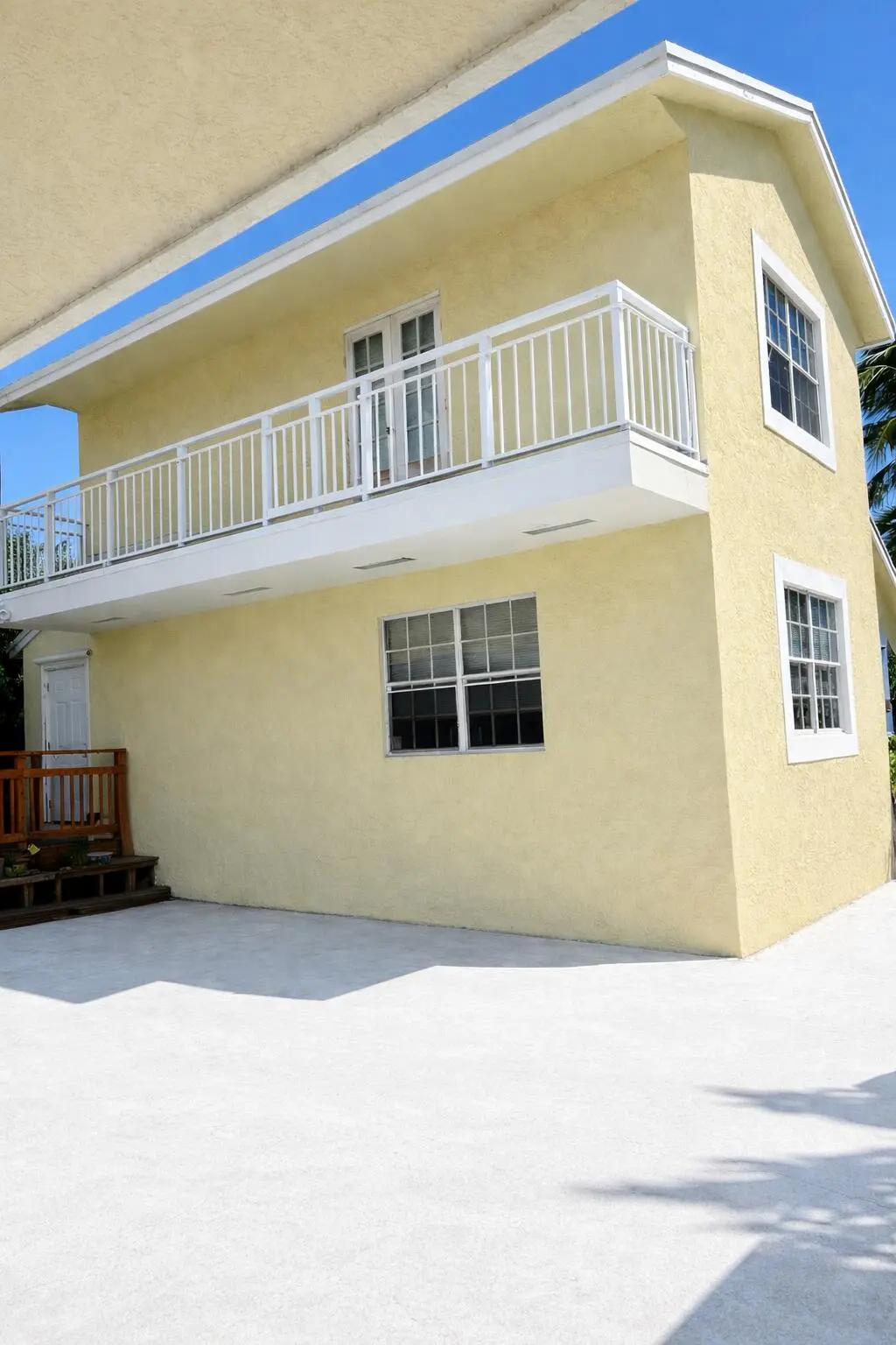 Back of duplex at 613 N 5th Street, Lantana