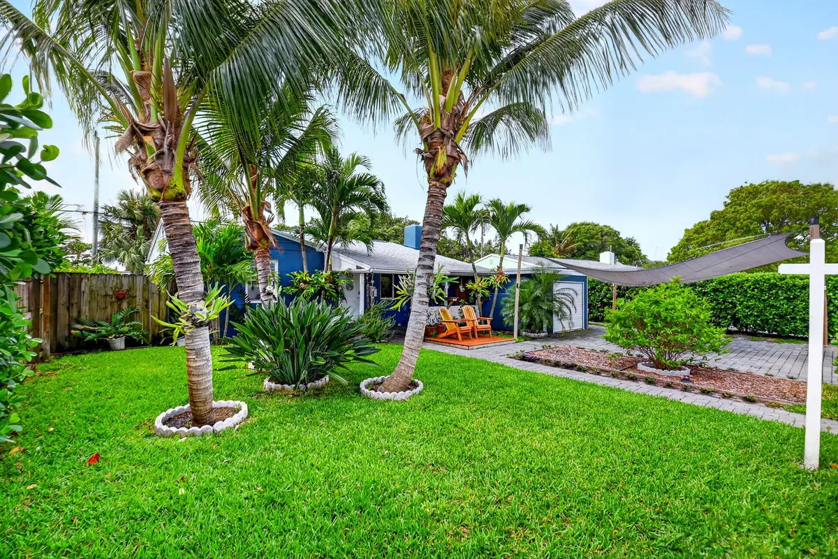 FrontYardshowcaseslushpalms at 1010 Churchill Circle, West Palm Beach