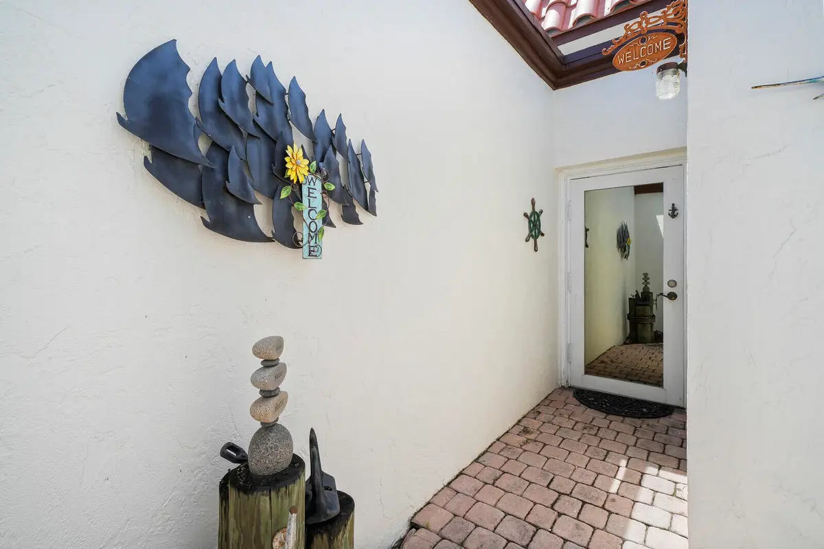 entry at 3922 SE Fairway, Stuart