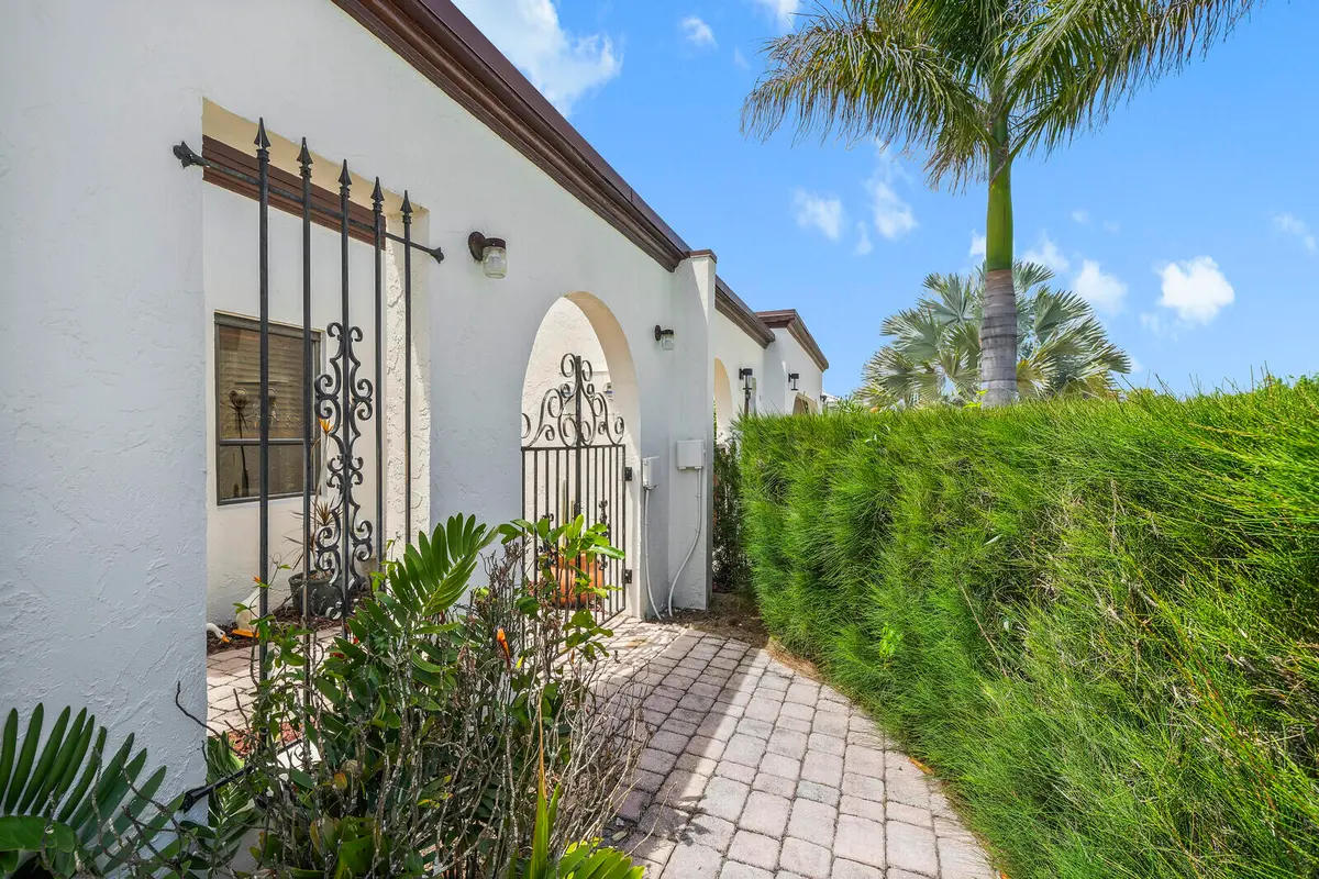 entry at 3922 SE Fairway, Stuart