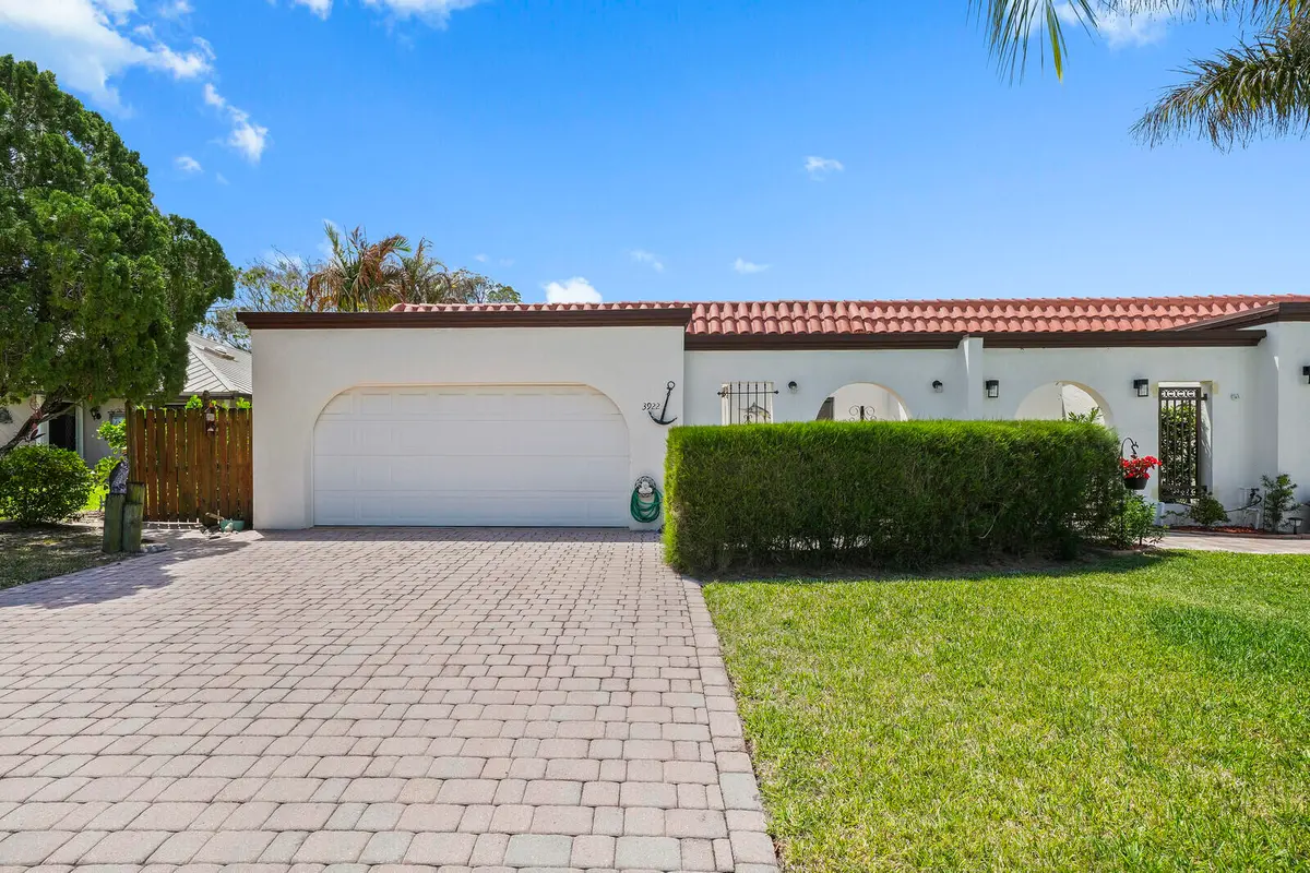 front at 3922 SE Fairway, Stuart