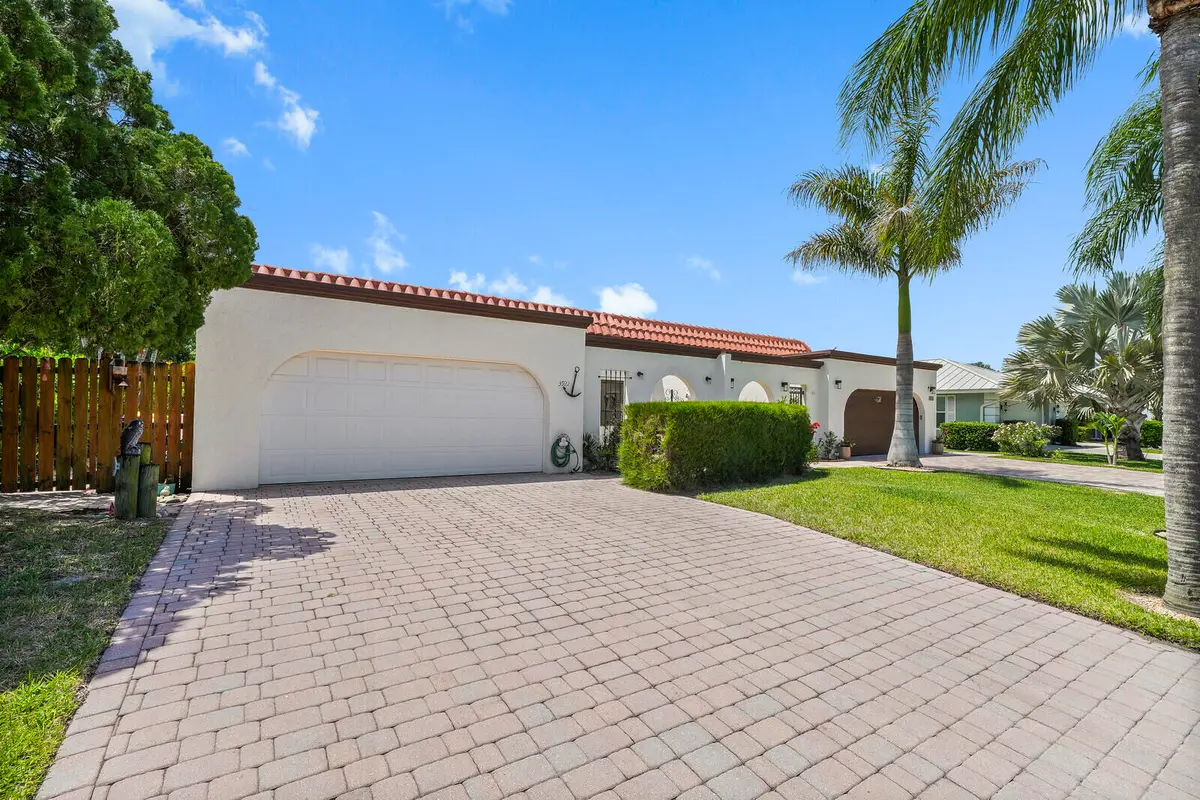 front at 3922 SE Fairway, Stuart