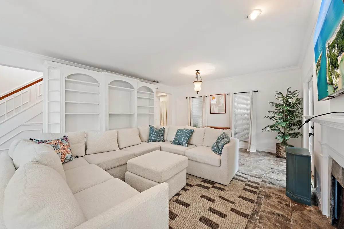 230 Park Ave-6 at 230 Park Avenue, Palm Beach