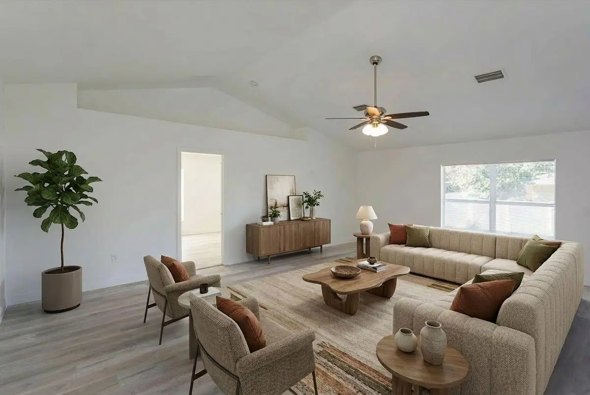 06-Family Room at 426 Ash Street, Sebastian